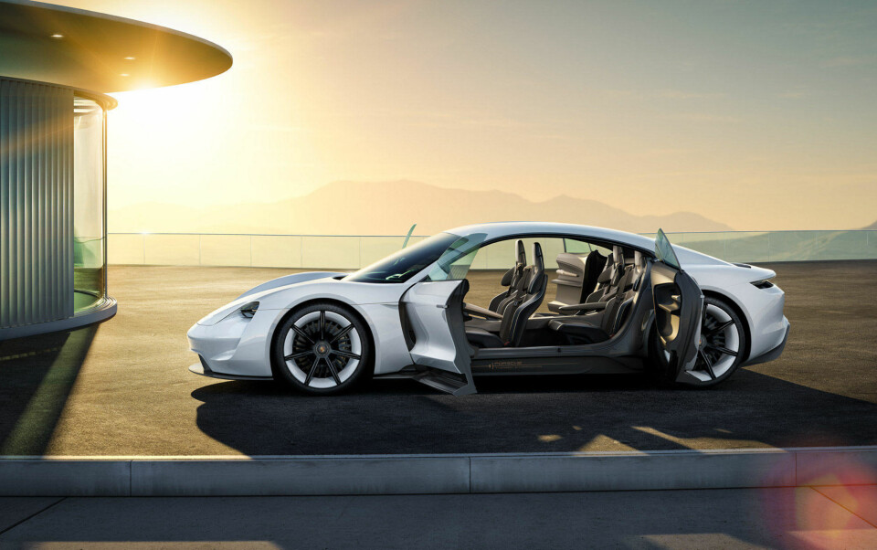 Porsche Mission E har fire dører og plass til fire personer. Dørene er hengslet på denne måten.