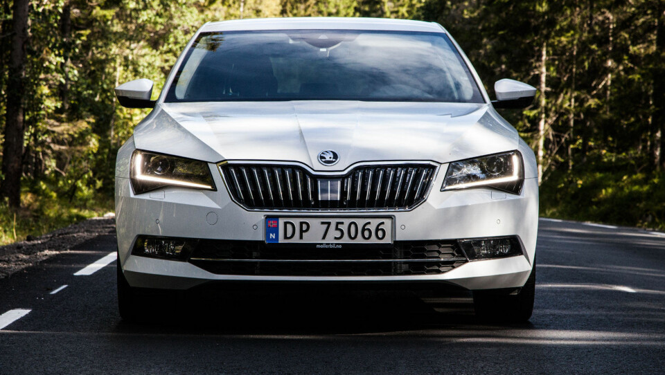 Den nye fronten, og spesielt LED-stripene som blinker oransje når du setter på blinklyset, gir bilen et ganske aggressivt blikk.