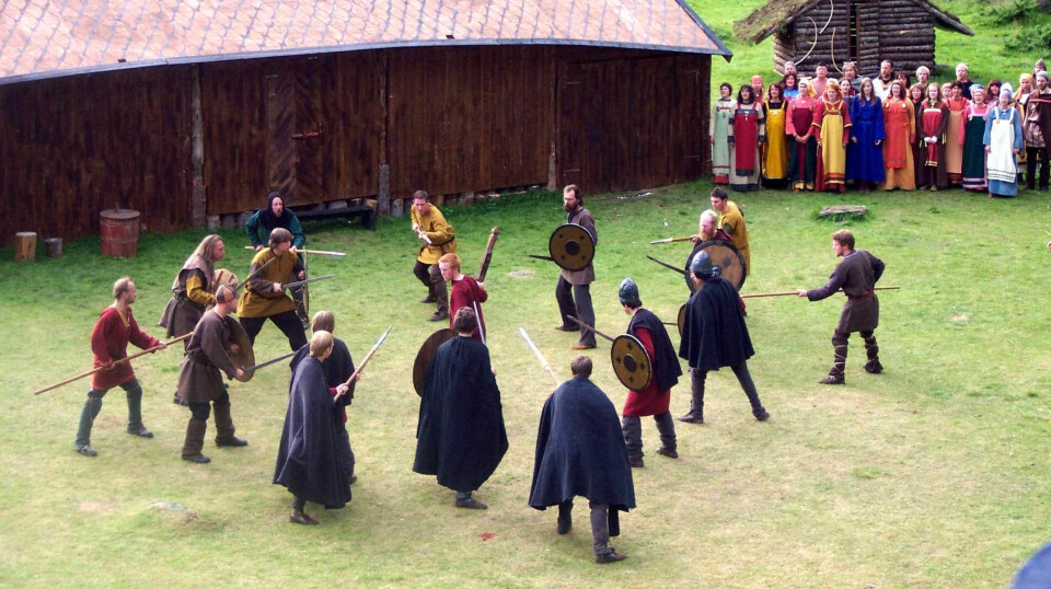 Med jevne mellomrom kom vikinger fra ulike regioner sammen for å kjempe i store stevner. Konkurransene kunne gå hardt for seg, men var underlagt faste regler som skulle sikre at ingen kom stygt til skade under lekene. Bildet er fra Steigen Sagaspill i Steigen kommune i Nordland.