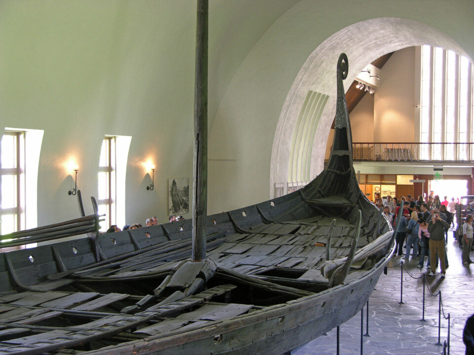 Osebergskipet fra Vikingskipshuset i Oslo. Vikingskipene var lave og flatbunnende. Ikke bare var de vanskelig å se fra land, vikingene kunne også komme svært tett inn på land og evt. starte angrep direkte fra båten.