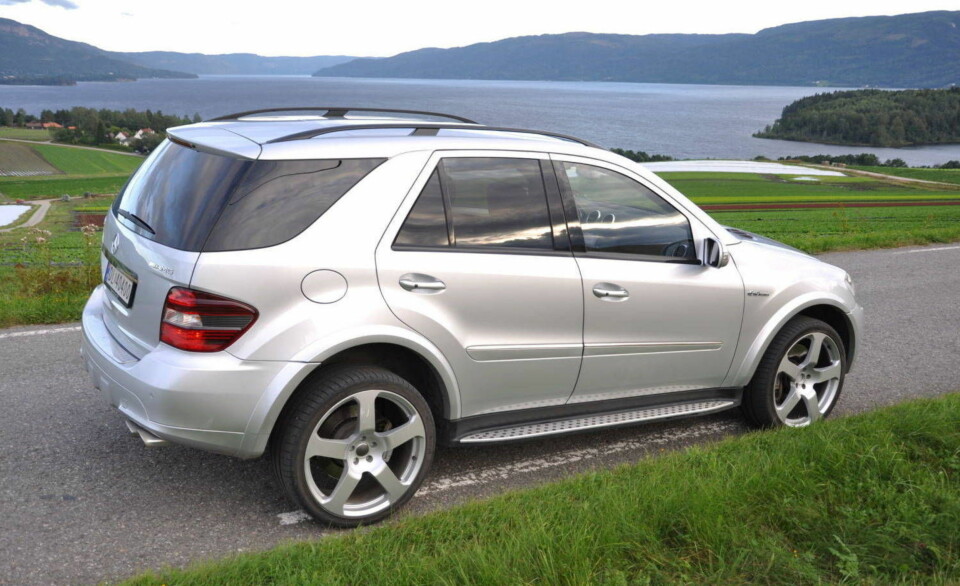 Designet på ML har tålt tiden godt, og da særlig AMG-versjonen, med store felger, mørke ruter og stigbrett.