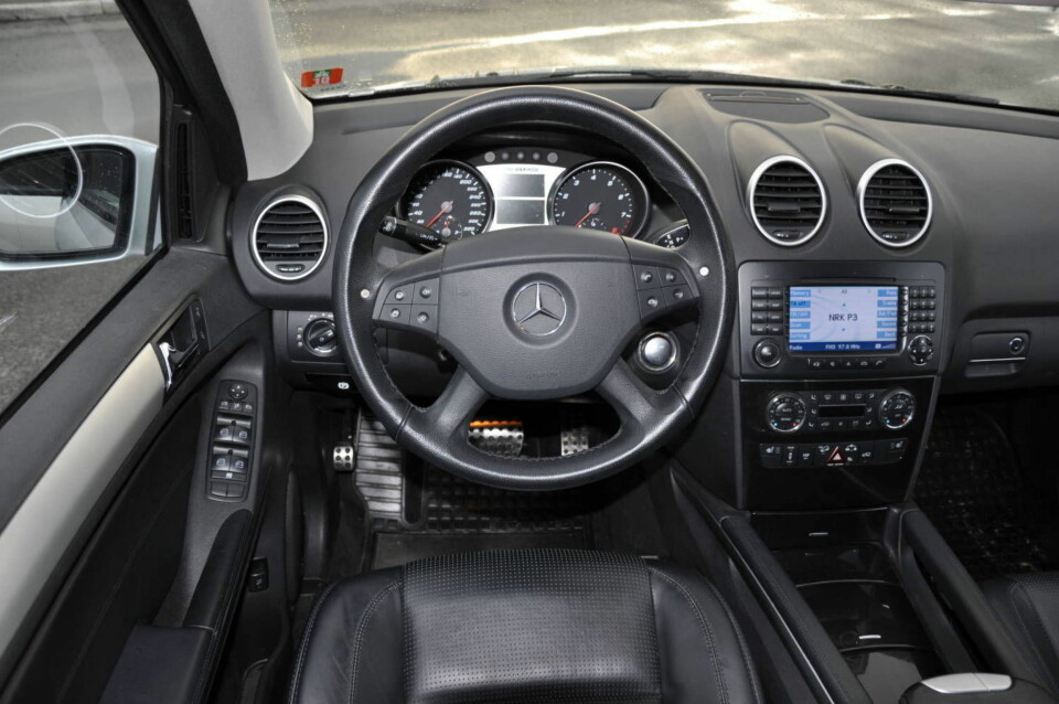 SLIPPER TREVERKET: Et slikt ratt er ikke akkurat det vi forventer i en AMG-modell. Men så er da også bilen ni år gammel. Forøvrig er vi glade for at vi slipper treverket som ofte finnes i ML fra denne tiden.