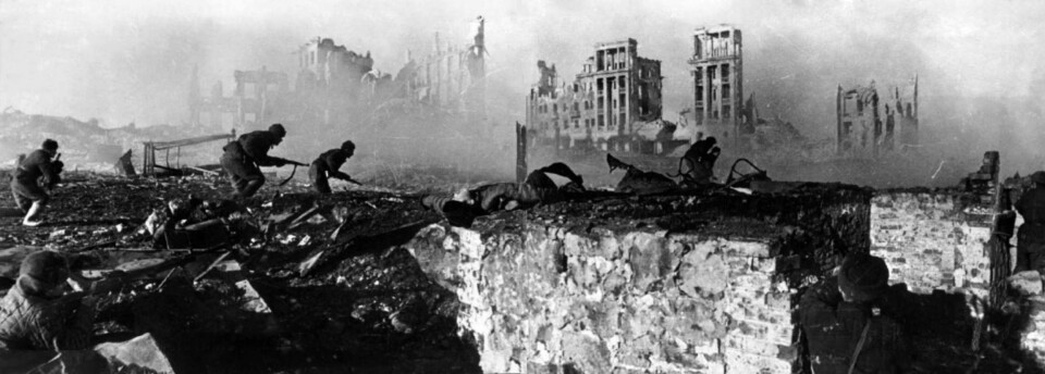 DEN VANVITTIGE KAMPEN OM STALINGRAD: Nedkjempelsen av den tyske 6. armé varte helt til 2. februar 1943, da general Paulus kapitulerte. Det nøyaktige tapstallet for slaget inne i selve Stalingrad kjennes ikke, men for tyskerne og russerne under ett nærmer tallet seg trolig én million døde, sårede og tilfangetatte. Slaget om Stalingrad og det komplette tyske nederlaget ble vendepunktet for krigen på østfronten.