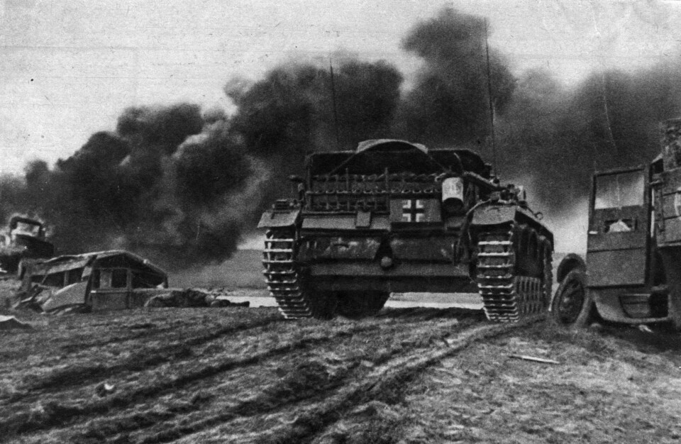 FRONTLINJEN: En rekke av ødelagte og brennende stridsvogner markerte tyskernes frontlinje mot Stalingrad.