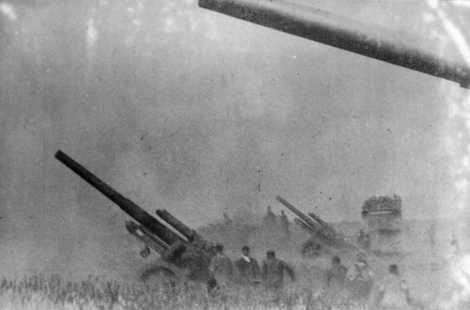 SOLEN FORSVANT: Etter luftangrepene 14. oktober 1942 fulgte et granatregn fra mer enn 2000 tyske kanoner og morterer. Høyt over slagmarken skinte solen den dagen, men nede på bakken hersket dunkelt kaos.