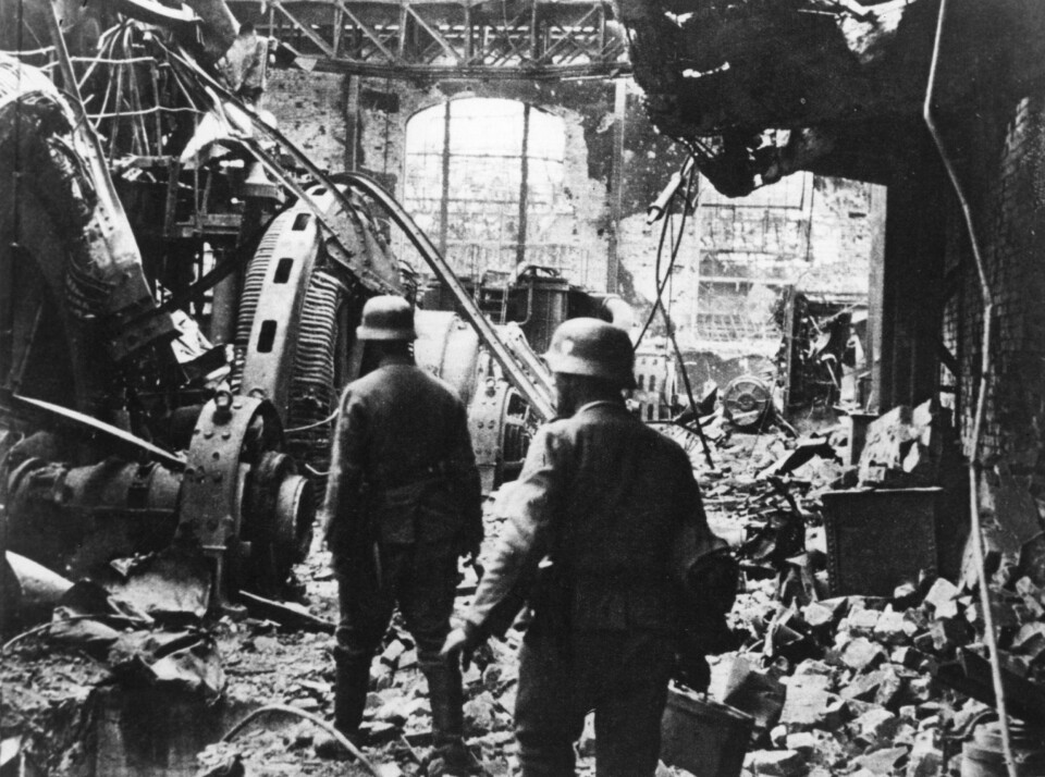 KORTVARIG OVERTAK: En russisk fabrikk er kommet på tyske hender. Men det varer ikke lenge. 19. november 1942 brøt enorme panserstyrker gjennom fronten nord og sør for Stalingrad, og etter få dager møttes de bak tyskernes 6. armé. De hittil så mektige tyske beleirerne var nå selv blitt de beleirede.