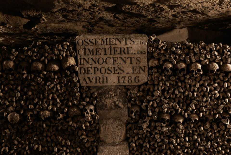 Mot slutten av 1700-tallet var kirkegårdene i Frankrikes hovedstad kraftig overfylte, og særlig Cimetière des Innocents var blitt en alvorlig smittekilde for infeksjonssykdommer. Løsningen var å tømme kirkegården og flytte levninger og lik til de romernes forlatte katakomber under Paris.