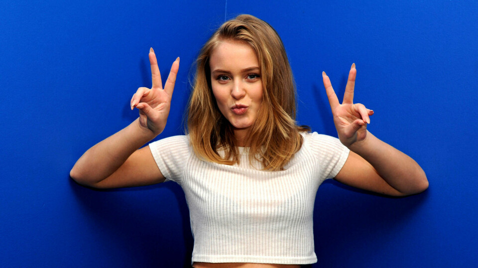 ZARA LARSSON: Den svenske artisten, bloggeren og feministen Zara Larsson har nærmere én million følgere på Instagram. Et av hennes nylige bilder utfordrer Instagrams forbud mot å vise bare brystvorter. Her er hun fotografert i forbindelse med et intervju på den amerikanske radiokanalen Y 100.