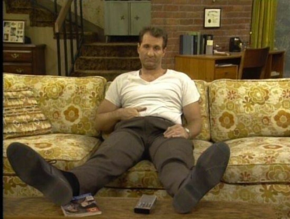 AL BUNDY: Han som perfeksjonerte sofa-stilen. Men lov å være blid på søndager da!