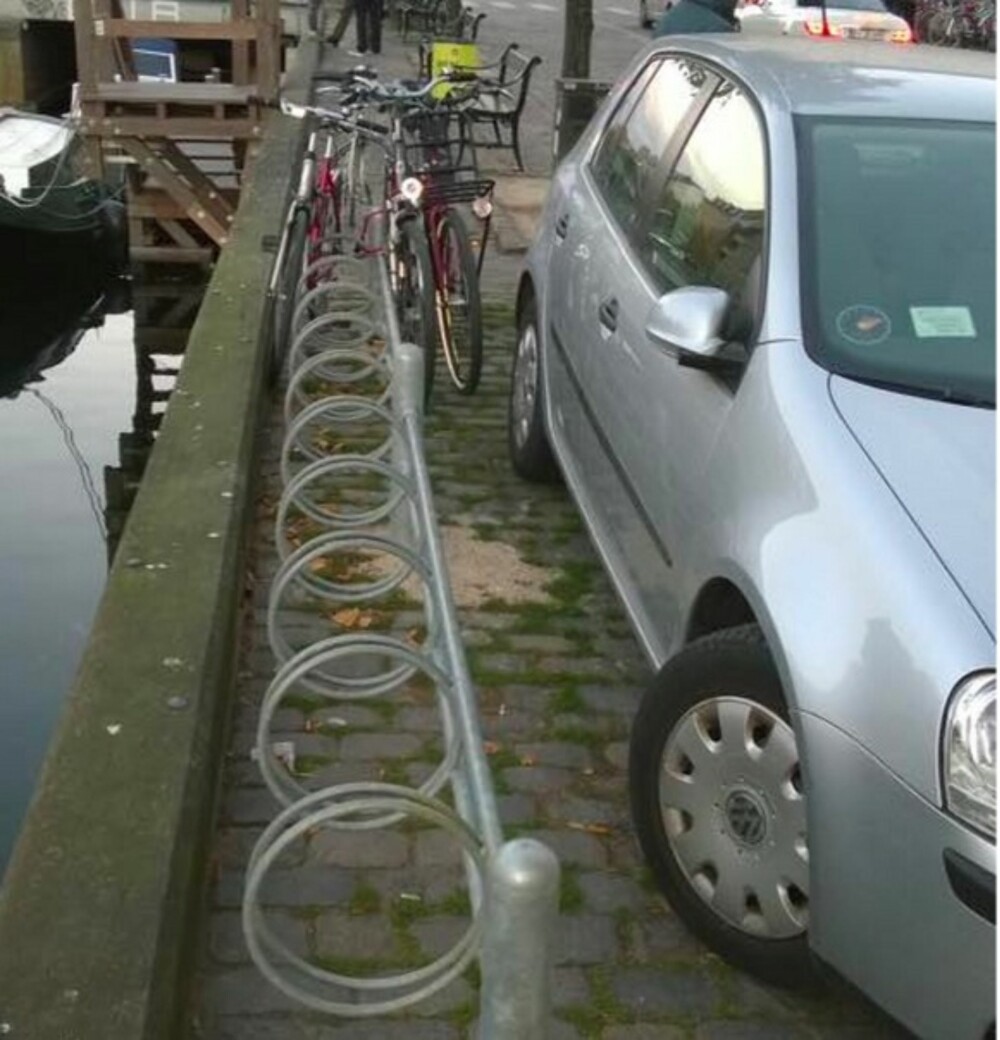 IKKE HELT ENKELT å parkere sykkelen i dette stativet her...