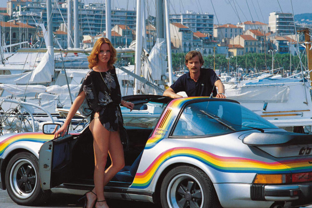 En scene fra kultfilmen "Car-napping", hvor Rainbow Porschen spiller en stor rolle.
