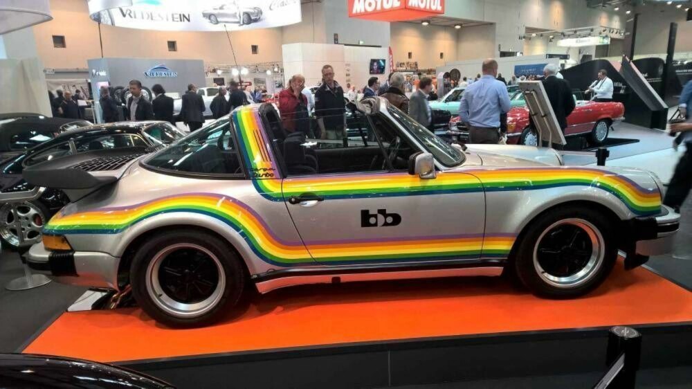 Hvorfor bilen het Rainbow Porsche, er kanskje ikke så vanskelig å skjønne.