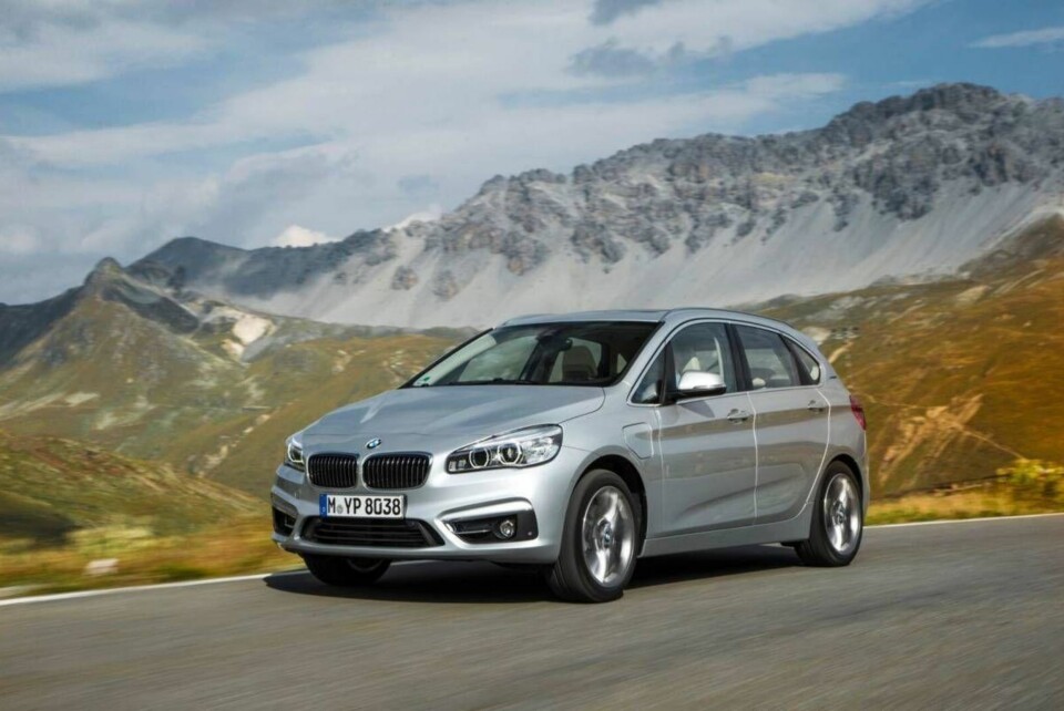 LIten flerbruksbil med over 200 hestekrefter, 4x4 og ladbar hybrid-drivlinje. Den kombinasjonen skal BMW nå tilby til 352.000 kroner. Det kommer til å bli tøft for konkurrentene!