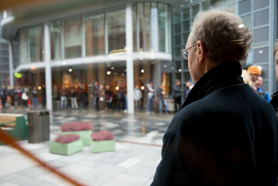 Like før butikken åpner kan Rolf Arild Myhrer se køen som strekker seg nedover Bryggegata på Aker Brygge.