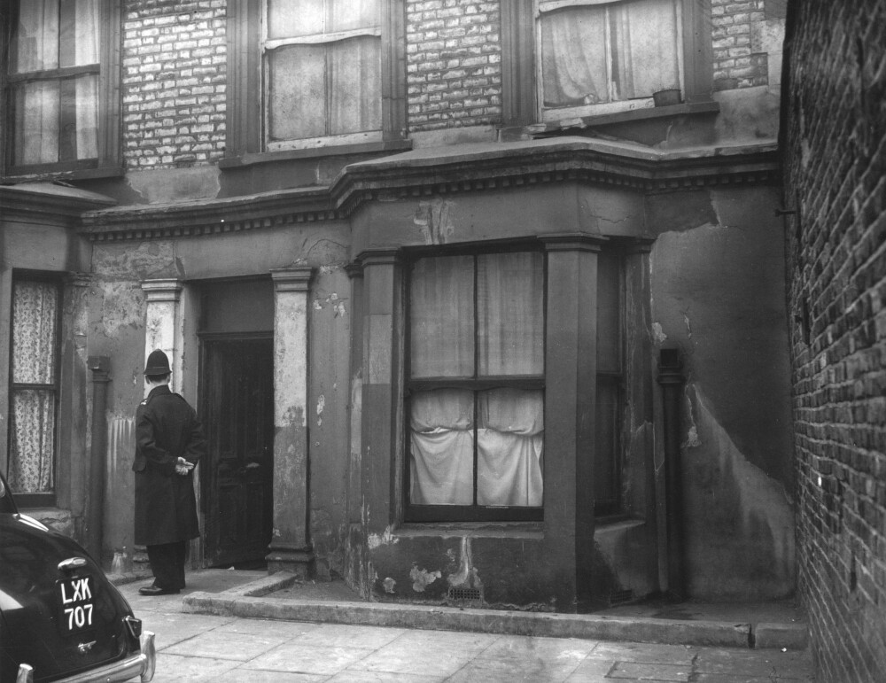 REDSELENS REKKEHUS: John Christie og kona flytter i 1938 inn i denne leiligheten i første etasje i Rillington Place 10 i London. Scenen er klar. Redslene kan begynne.