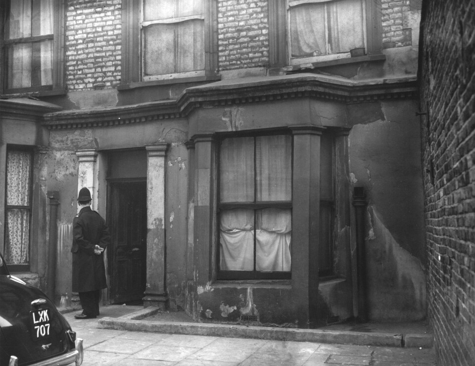 REDSELENS REKKEHUS: John Christie og kona flytter i 1938 inn i denne leiligheten i første etasje i Rillington Place 10 i London. Scenen er klar. Redslene kan begynne.