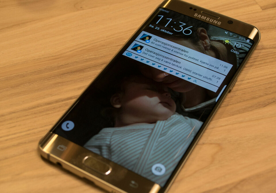 HVORFOR, HVORFOR? Hovedkonkurrent S6 Edge Plus har to åpenbare svakheter: Her er det skjult 11 notifikasjoner, og ingen meldinger vises i sin helhet. I tillegg er det alltid er refleksjoner i de buede kantene.