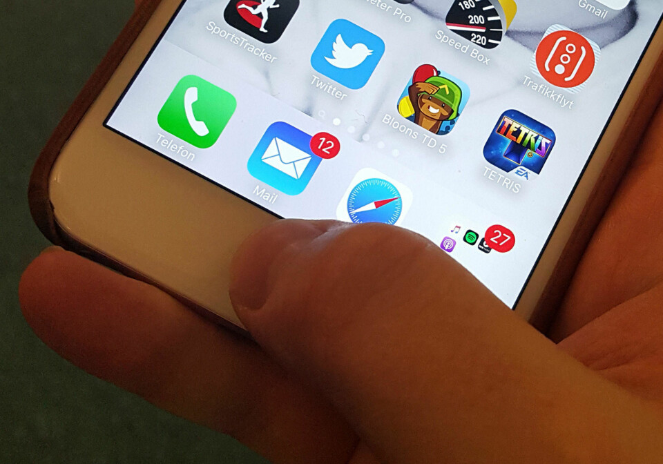 Trykker du bare raskt på knappen for å se om du har fått notifikasjoner, kan du nesten garantere at fingeravtrykkleseren gjenkjenner fingeren din og sender deg rett inn i menysystemet.