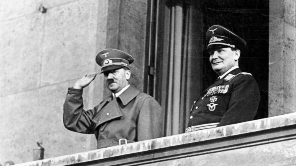 ARVEPRINS: Hermann Göring var lenge ansett som Adolf Hitles fremtidige arvtager og leder for Det tredje riket. Etter Berlin falt og tyskerne kapitulerte, overga Göring seg til amerikanerne. Han ble senere stilt for retten i Nürnberg. Her er Göring sammen med Adolf Hitler i Berlin, 1938.