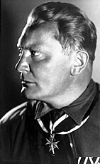 PILOT: Hermann Göringvar lenge en av Adolf Hitlers viktigste brikker. Den tidligere piloten var leder over Luftwaffe.
