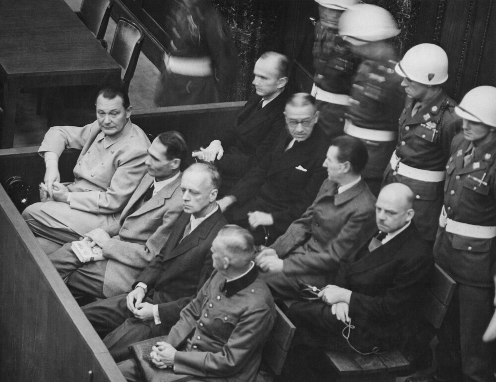 RETTSAK: Hermann Göring under rettsaken i Nürnberg sammen med andre Nazi-topper. Göring sitter helt til venstre på første rad.
