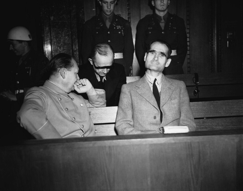 I RETTEN: Tidligere nazitopper Hermann Göring (til venstre) og Rudolf Hess under rettsaken i Nürnberg.