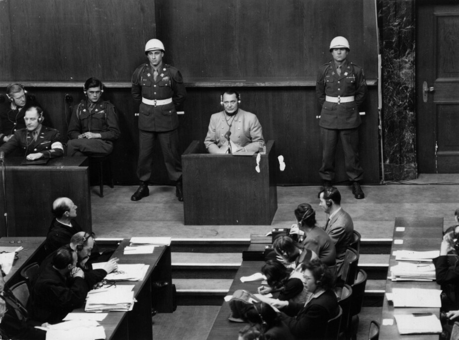VITNET: Det var knyttet stor spenning til hva Göring ville si fra vitneboksen da han satte seg ned der 16. mars, 1946.