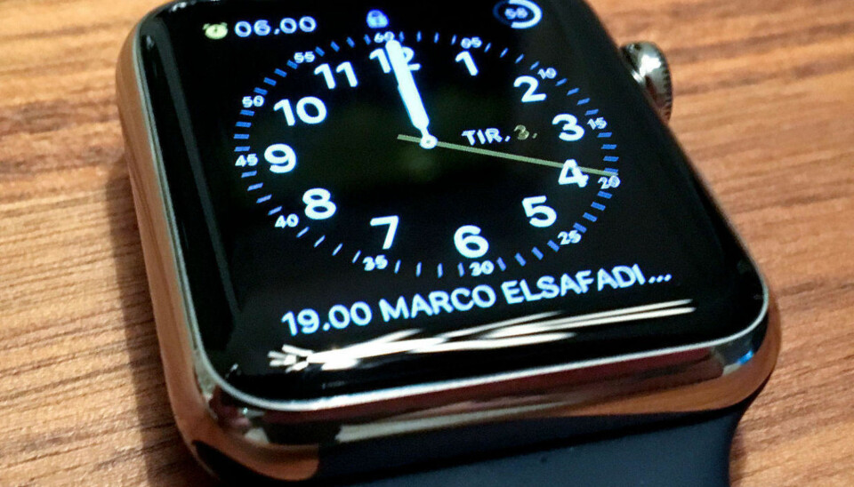 Den største Apple Watch-modellen har i dag strøm til å holde det gående i rundt 18 timer. En 35 prosents økning i batterikapasiteten betyr at klokka kan holde ut i et døgn før den må lades igjen.