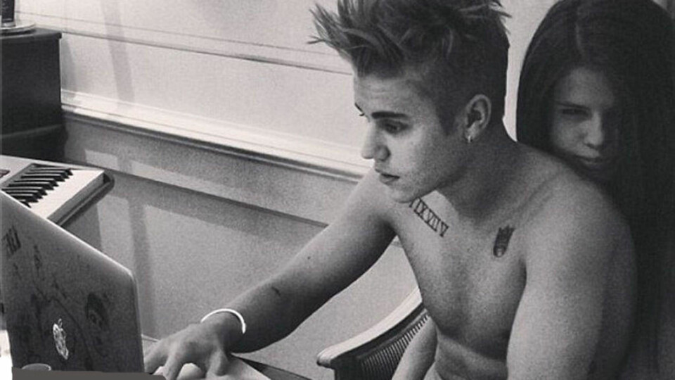 Her viser hun Bieber hva han går glipp av