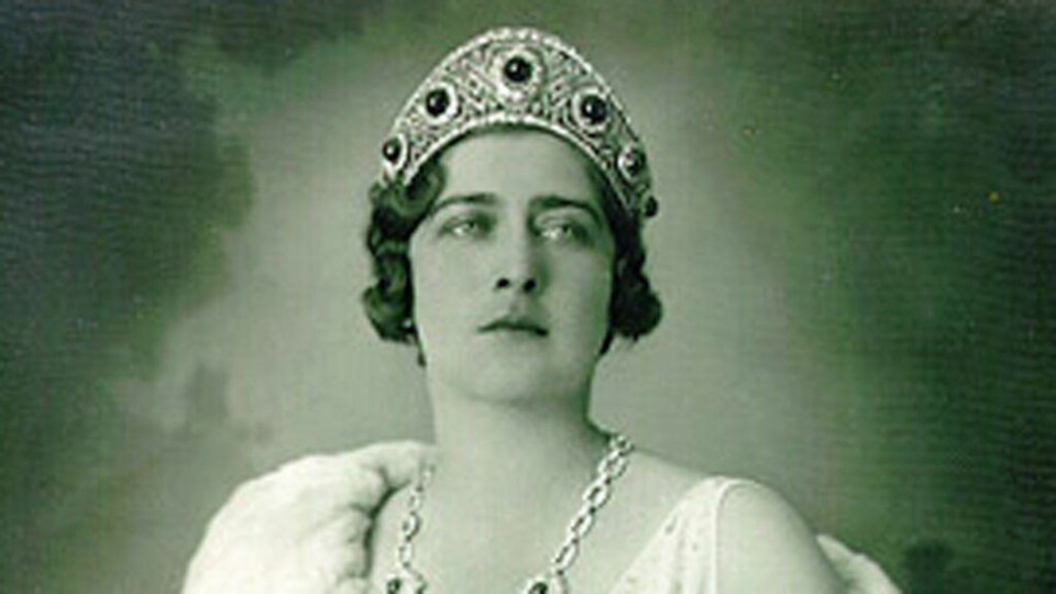 Eksil-dronning hentet hjem