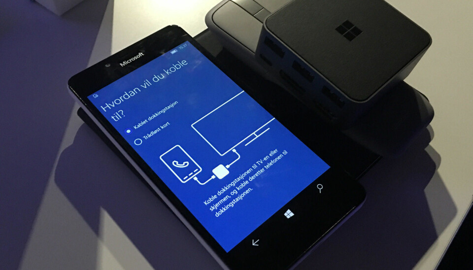 En mobil og Continuum-docking er det du trenger for å ha en veldig liten bærbar PC med deg på tur. Her er også en trådløs mus og foldbart tastatur avbildet.