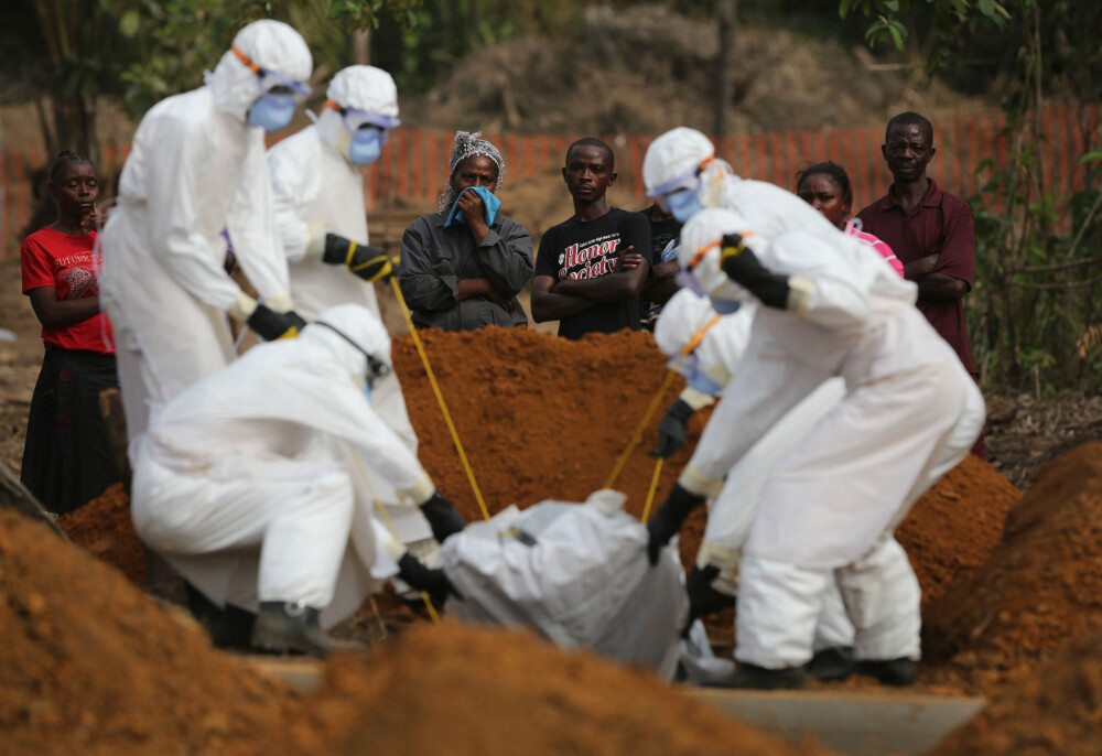NYTT UTBRUDD?: I 2014 brøt det ut Ebola i Vest-Afrika. Utbruddet var en av de verste i moderne tid og tok livet av over 11.000 mennesker. Her et bilde fra en «trygg» kirkegård i Liberia, hvor døde blir begravet.