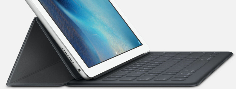Dette er Apples eget tastatur - Smart Keyboard - som fortsatt ikke er tilgjengelig i Norge. Det lille vi har fått testet den engelske utgaven er overraskende bra med tanke på hvordan det ser ut, der knappene har en ganske god gange.