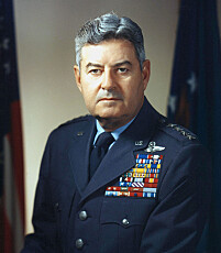 General Curtis LeMay var arkitekten bak luftaksjonene mot Japan.