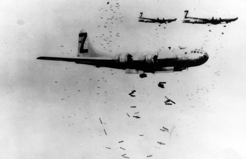 Slik ser det ut når B-29 dumper store mengder brannbomber.