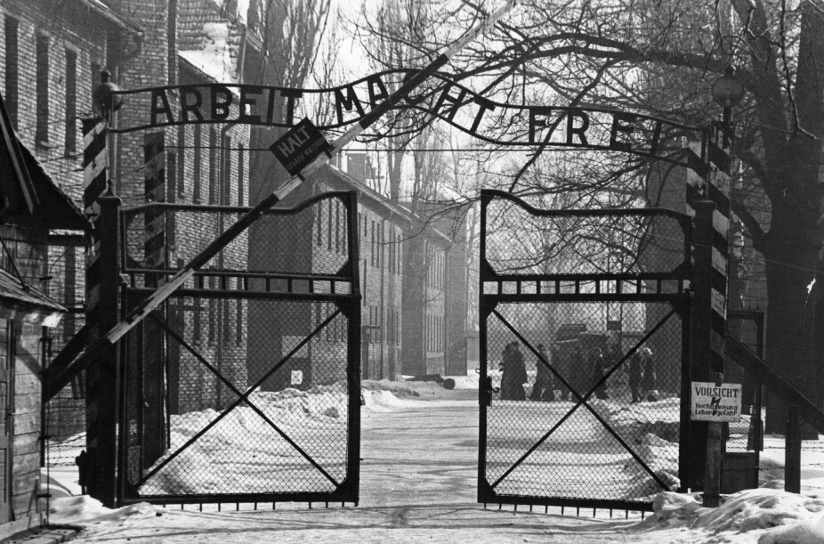 INNGANGSPORTEN: Auschwitz fotografert i 1965.