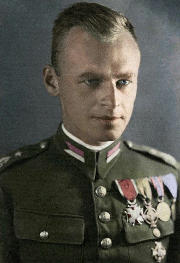 Witold Pilecki fotografert i uniform en gang før 1939. Bildet er kolorert.
