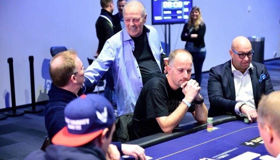 GUDFAREN: Thor Hansen kalles bare 'Gudfaren' i det norske pokermiljøet. Han skal selvfølgelig delta i det første lovlige mesterskapet. Her hilser Hansen på andre spillere under den første turneringen onsdag.