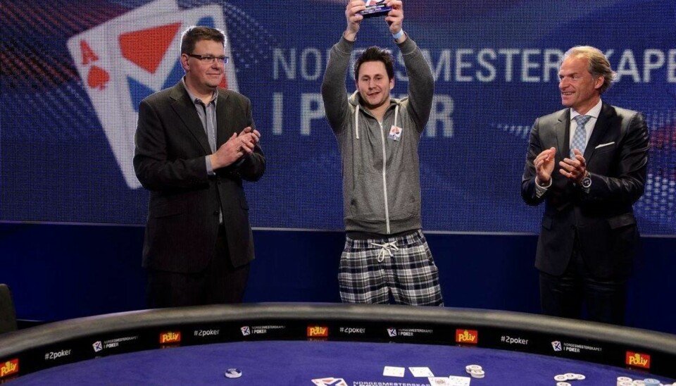 GLAD: Simen Birkelund kunne til slutt juble for seieren i PLO og 161.010 kroner i premiepenger. Til venstre er leder i Norsk Pokerforbund, Sigurd Eskeland.
