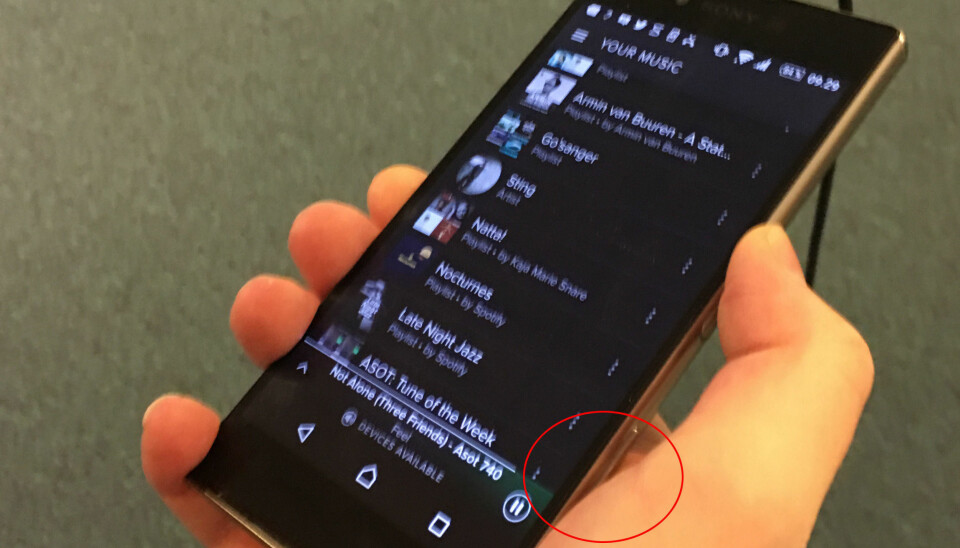Volumknappene er plassert et sted de ikke er lett tilgjengelig når du holder telefonen normalt.