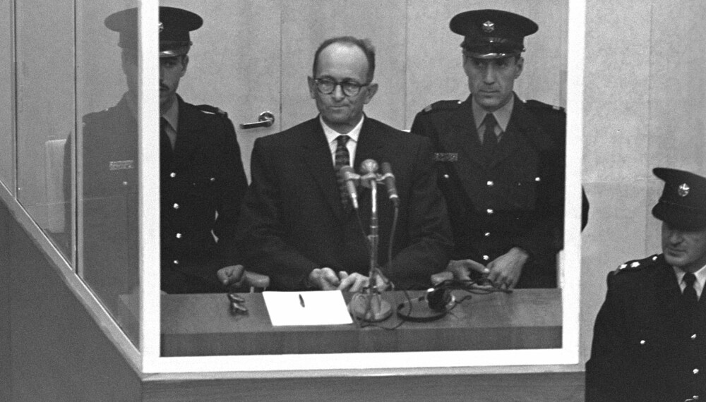 Eichmann fotografert i den skuddsikre båsen han sitter i gjennom rettssaken.