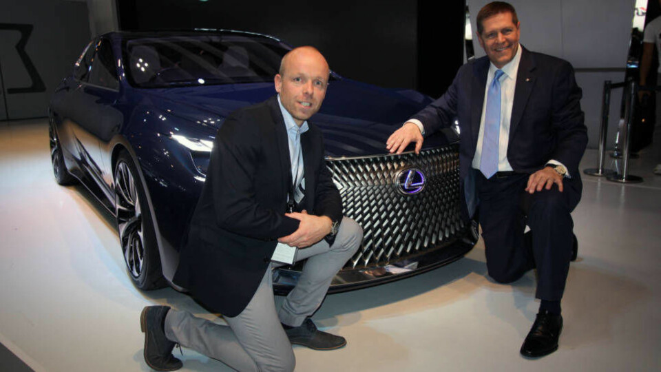 Jan Christian Holm (General Manager i Norge for Lexus) og Mark Templin (Executive Vice President, Lexus International), er synlig stolte over bilen. Foto: Lord Arnstein Landsem