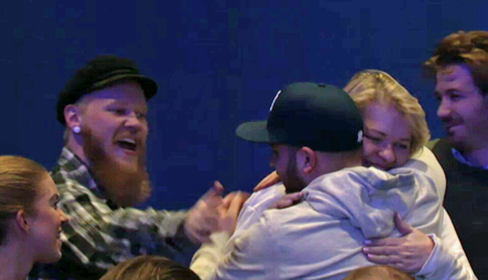 Her gir han mamma en klem etter at NM-tittelen i poker er vunnet