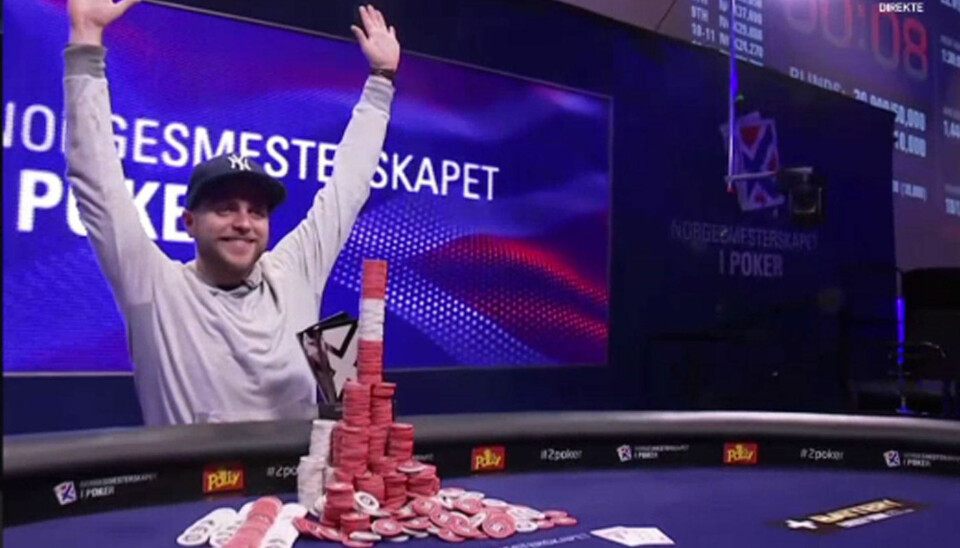 Her gir han mamma en klem etter at NM-tittelen i poker er vunnet