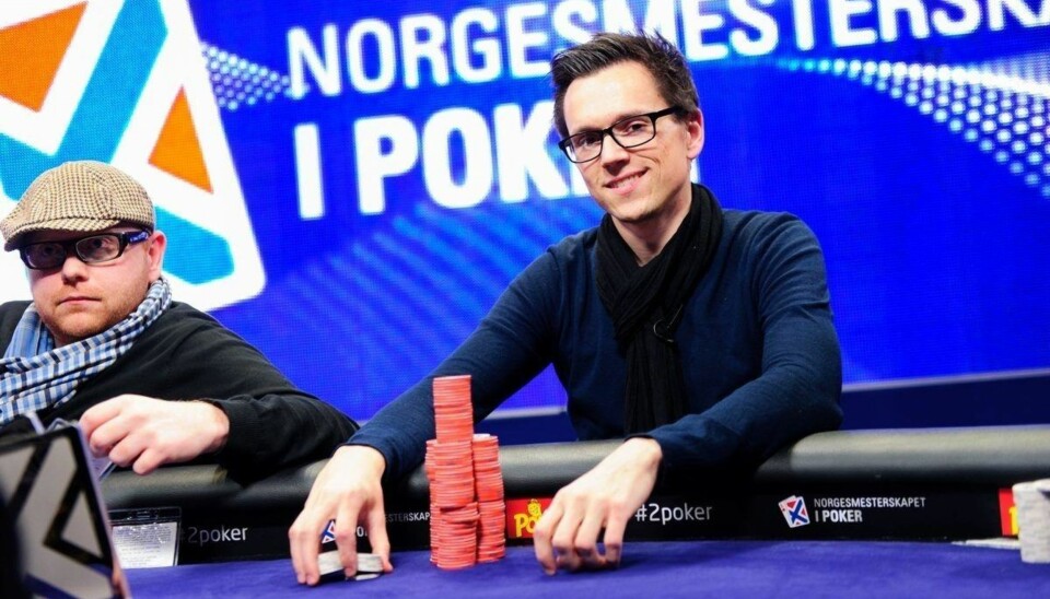 Her gir han mamma en klem etter at NM-tittelen i poker er vunnet