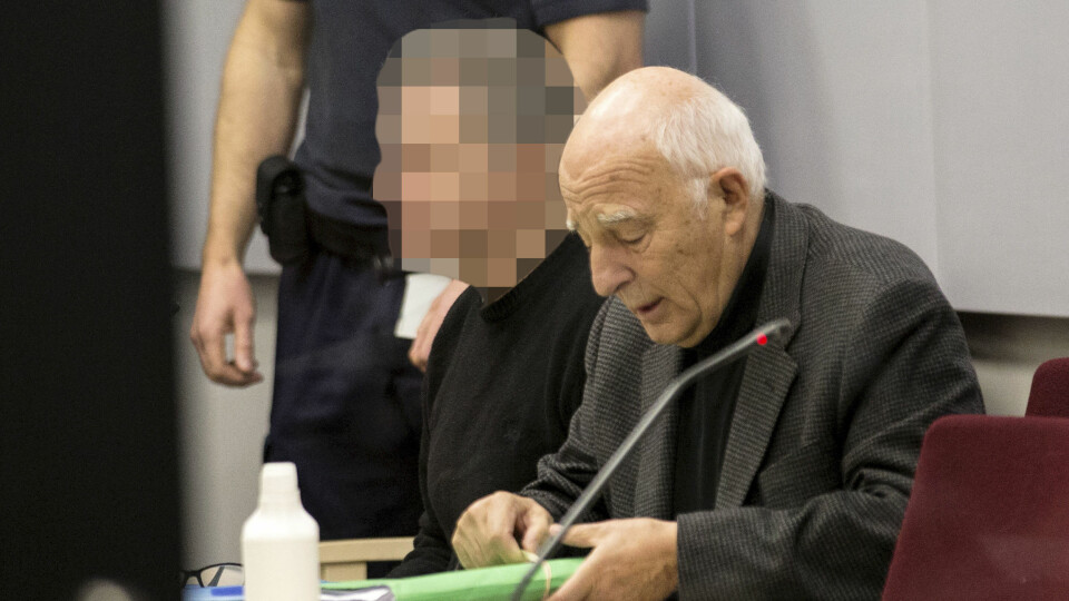 En 51 år gammel kapitalforvalter møter i retten i Jönköping i Sverige, tiltalt for drap på to eldre ektepar. Hans forsvarer Leif Silbersky til høyre. Obs! Mistenkte er sladdet.