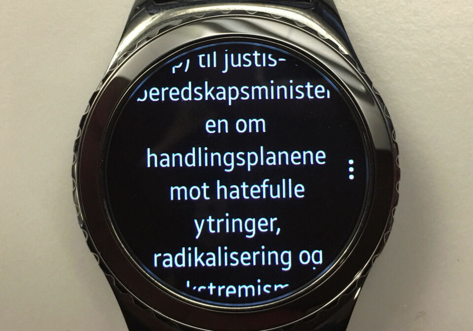 Teksten i e-poster blir sentrert, og du må stort sett lese midt på skjermen for at tekst ikke skal kuttes langs kanten.