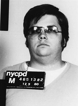 GJERNINGSMANN: Mark Chapman stod rolig og ventet på politiet etter han drepte John Lennon med fire skudd 8. desember. Her politibildet etter han ble arrestert.