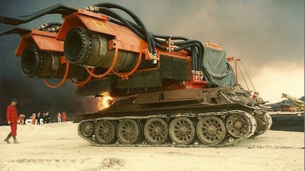 Slik ser et 38 tonn tungt brannslukningsapparat ut - bestående av restene av en russisk stridsvogn og to motorer fra et jagerfly.