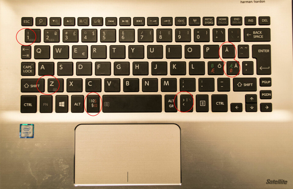 Fordi Toshiba har svært mange innganger på begge sider, klarer de ikke å presse knappene helt ut på siden. Dermed er det en del knapper som reduseres, forsvinner eller flyttes. Legg også merke til at pekebrettet ikke er sentrert.